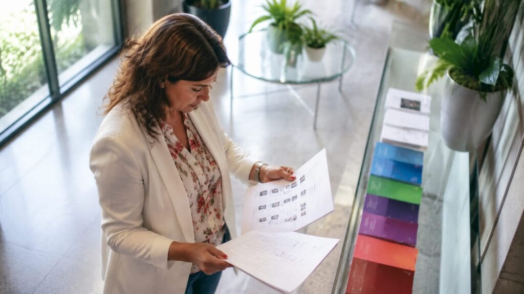 Organisateur d’événements en pleine vérification des documents personnalisés pour la manifestation