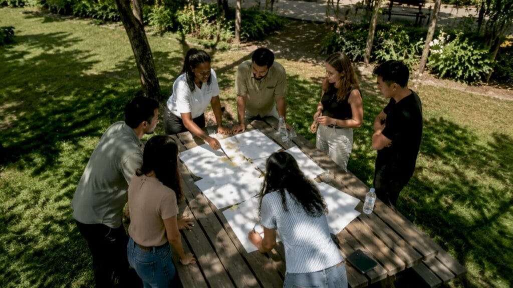 Des collaborateurs réunis lors d’un atelier de team building dynamique