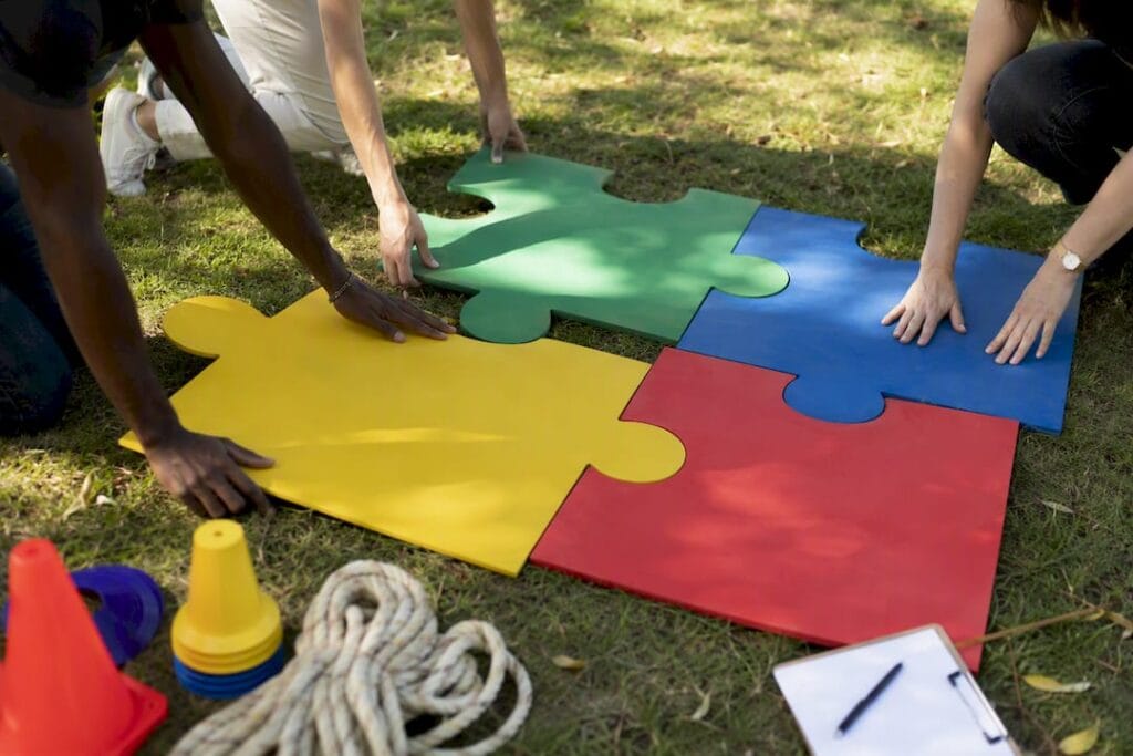 Des mains en train d’installer un parcours d’obstacles pour une activité de team building.