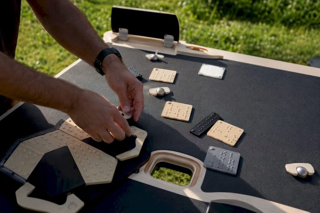 Mains ajustant des pièces de jeu accessibles sur la table