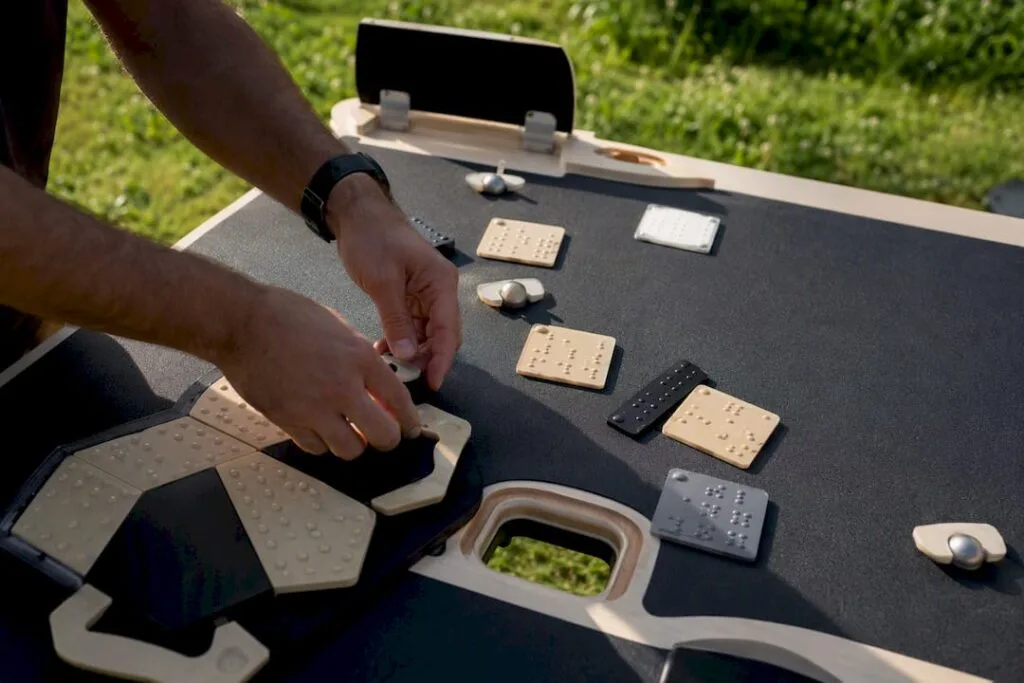 Mains ajustant des pièces de jeu accessibles sur la table