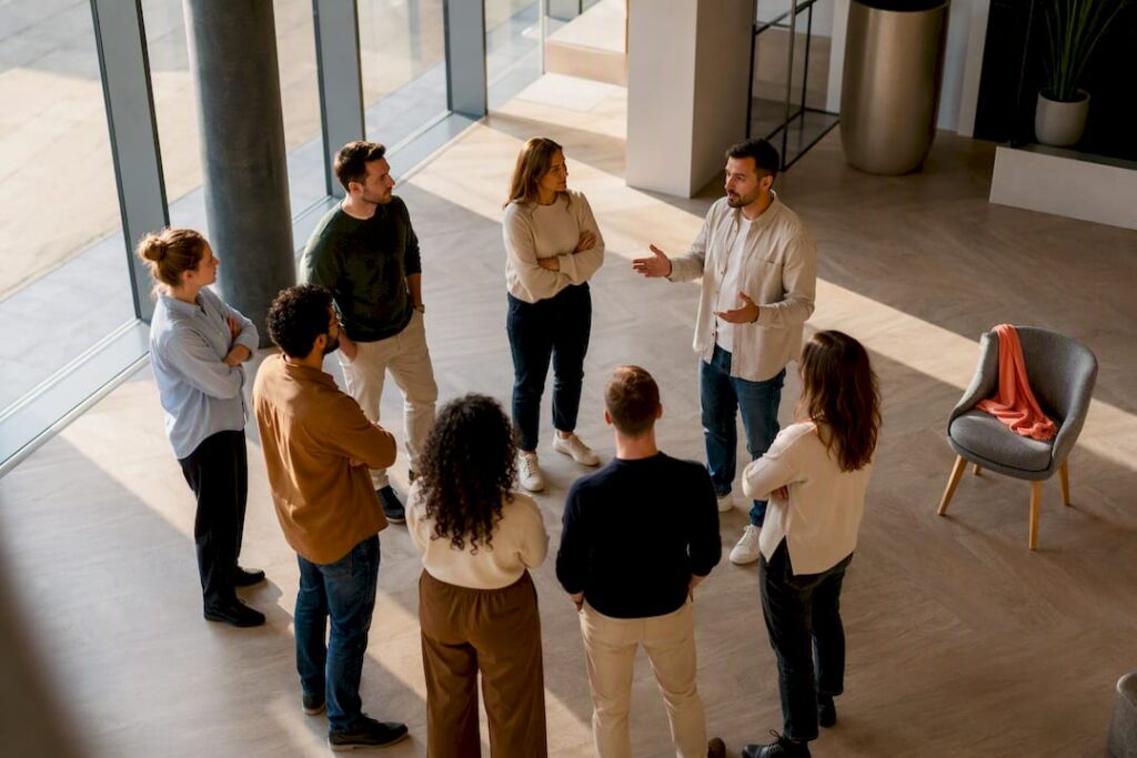 Équipe en pleine discussion lors d’un jeu verbal