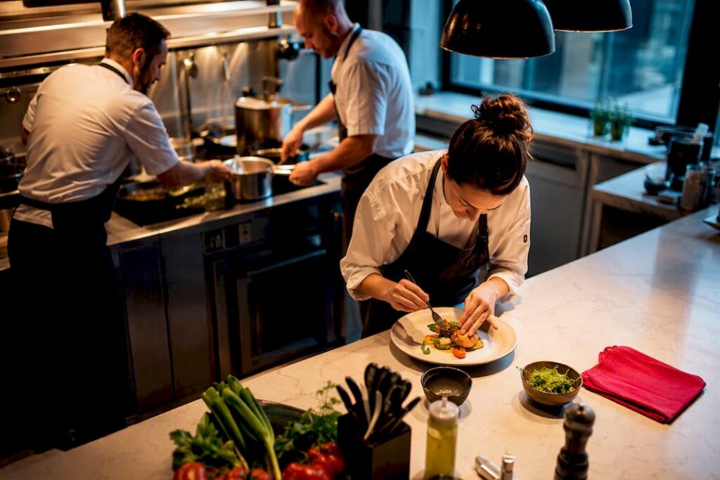 Une équipe en pleine préparation d’un plat lors d’un atelier culinaire