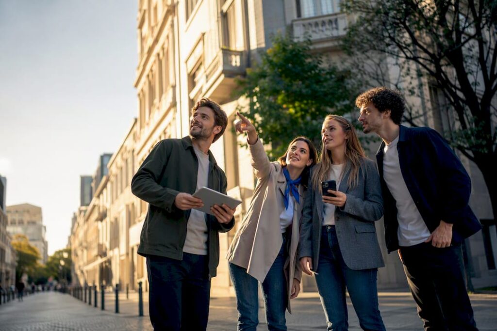 Groupe en pleine activité de team building en milieu urbain