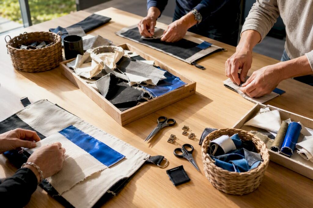 Participants en train de transformer des matières lors d’un atelier d’upcycling