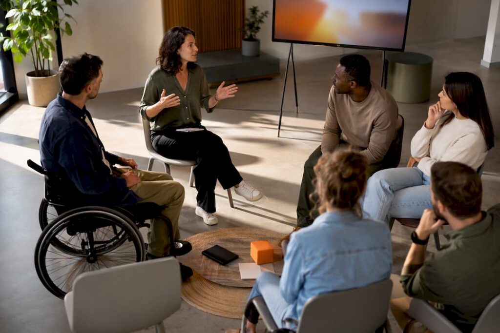 Équipe discutant suite à un atelier sur le handicap