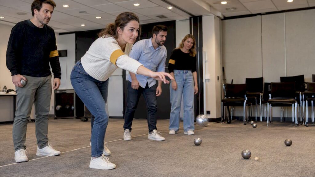 Des commerciaux s'affrontant en équipe à la pétanque
